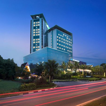 Отель Wyndham Panbil Batam Экстерьер фото