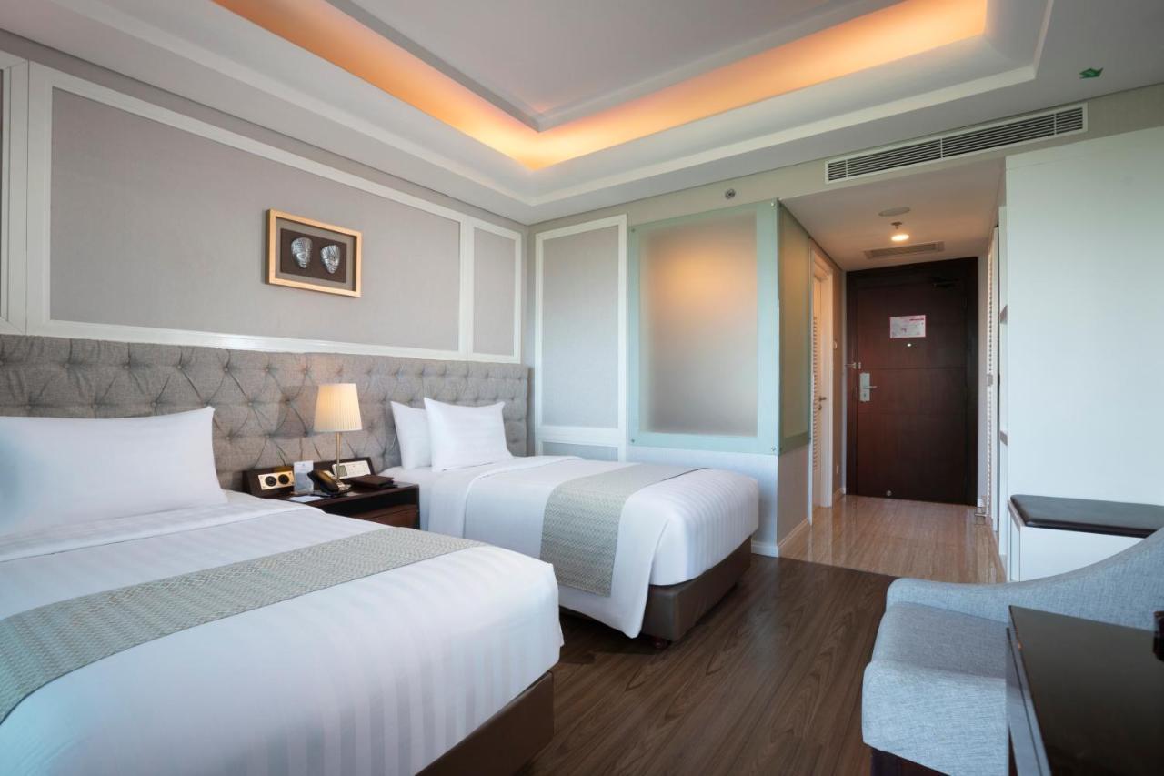 Отель Wyndham Panbil Batam Экстерьер фото