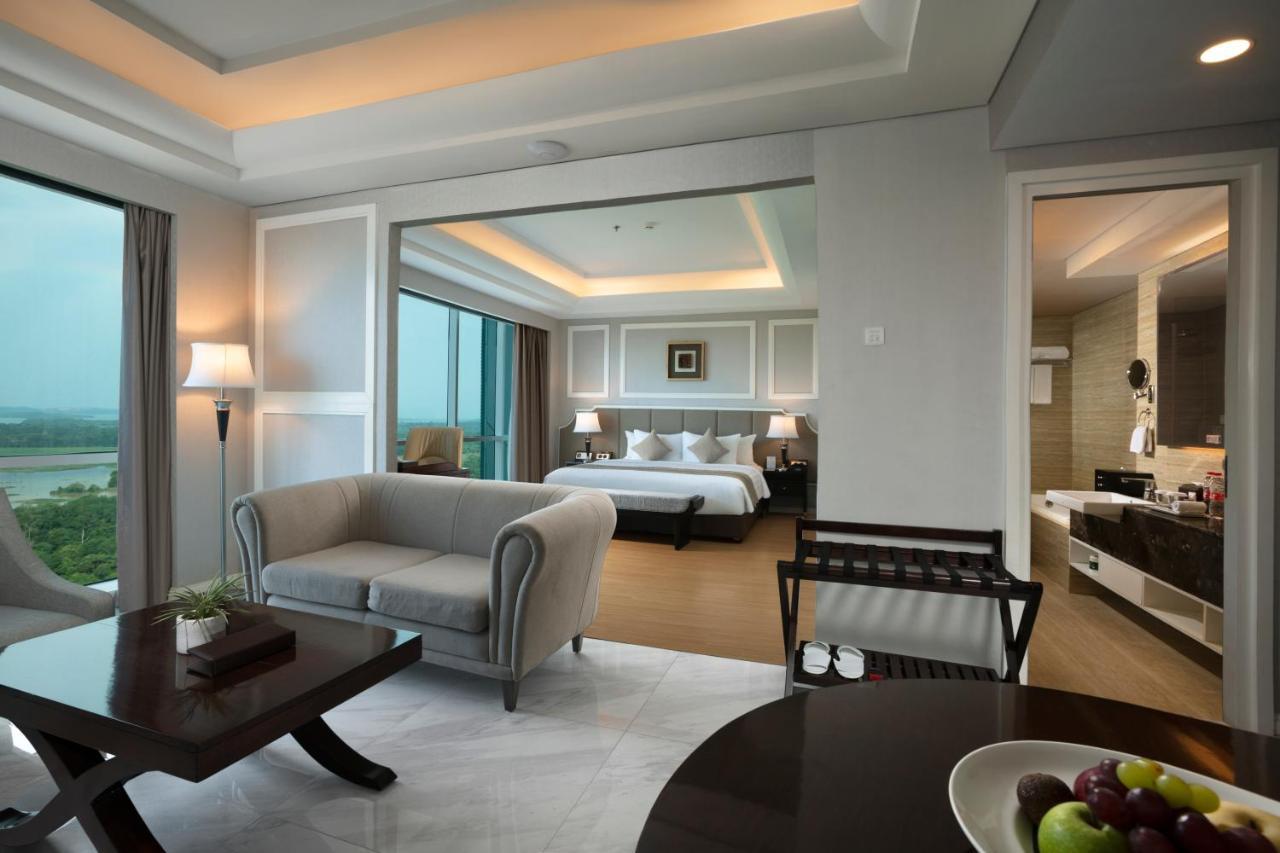 Отель Wyndham Panbil Batam Экстерьер фото