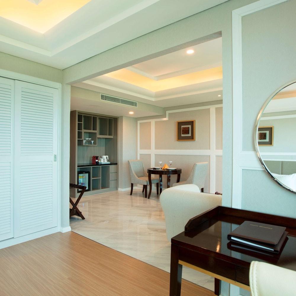Отель Wyndham Panbil Batam Экстерьер фото