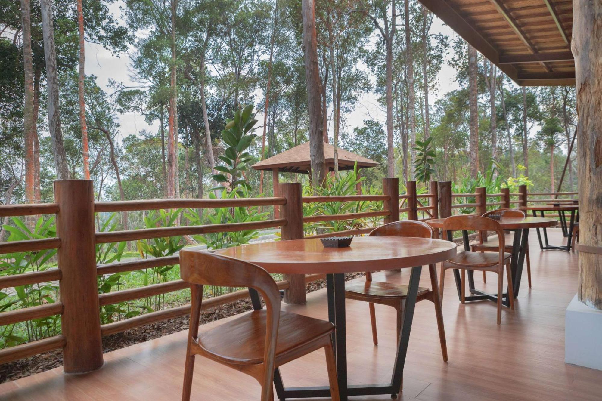 Отель Wyndham Panbil Batam Экстерьер фото