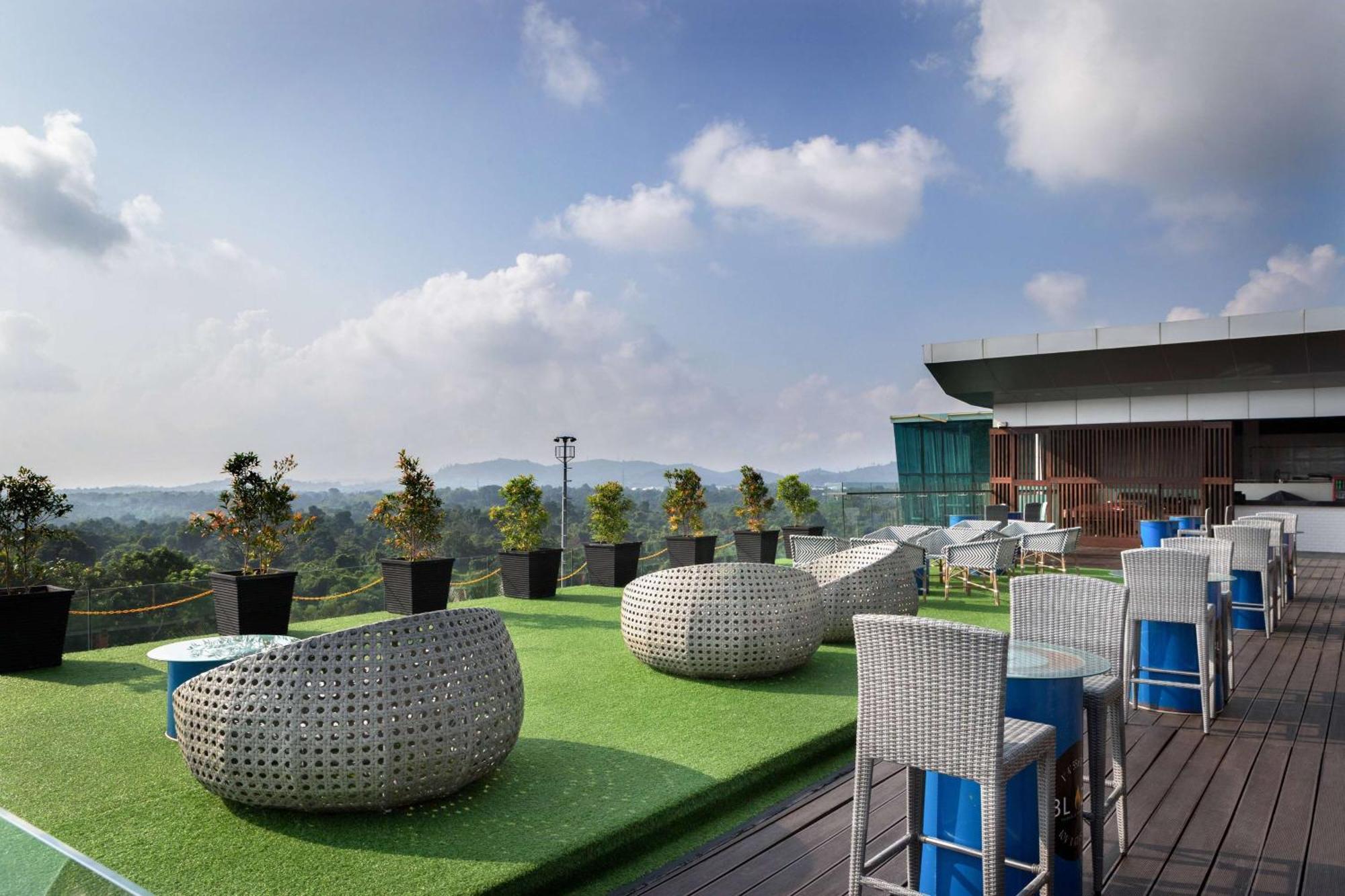 Отель Wyndham Panbil Batam Экстерьер фото