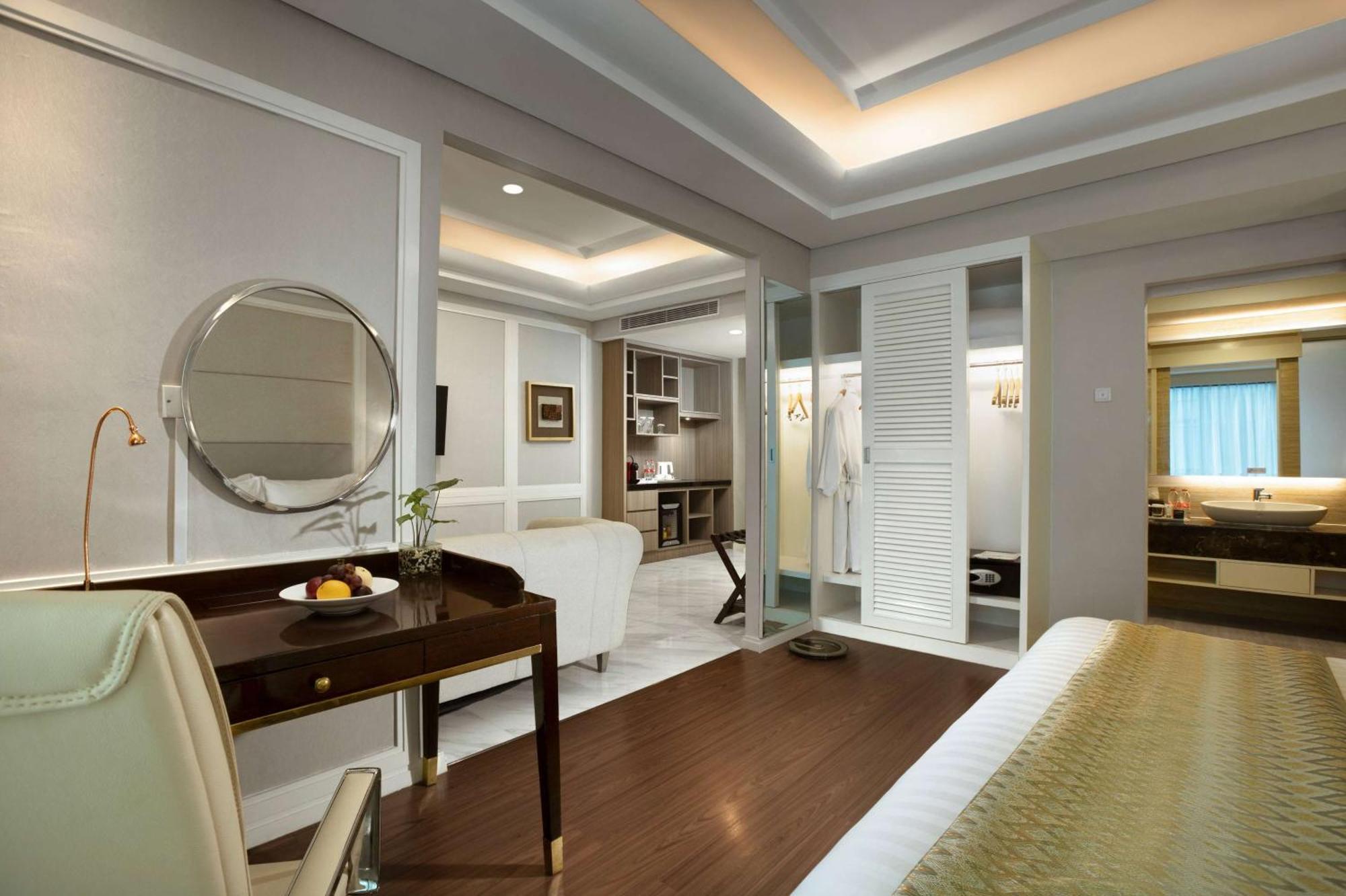 Отель Wyndham Panbil Batam Экстерьер фото